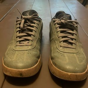 Five Ten Sleuth Dlx size 9 Green in color